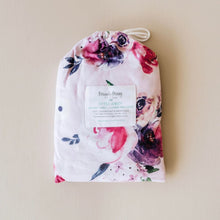 Load image into Gallery viewer, Bassinet sheet &amp; change pad cover - Floral kiss - Aidenandava