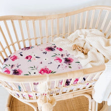 Load image into Gallery viewer, Bassinet sheet &amp; change pad cover - Floral kiss - Aidenandava