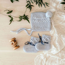 Load image into Gallery viewer, Bonnet &amp; Booties set - Blue - Aidenandava