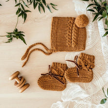 Load image into Gallery viewer, Bonnet &amp; Booties set - Bronze - Aidenandava