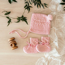 Load image into Gallery viewer, Bonnet &amp; Booties set - Pink - Aidenandava