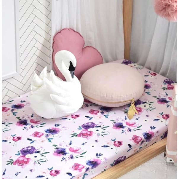 Floral Kiss fitted cot sheet - Aidenandava
