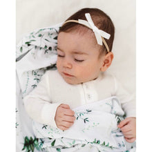Load image into Gallery viewer, White petite velvet bow - Aidenandava
